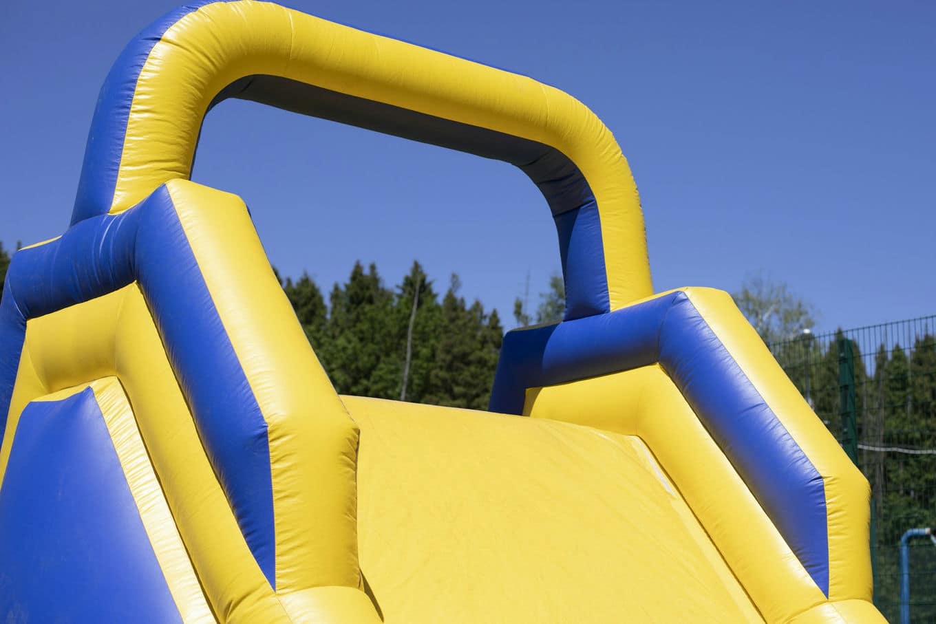 dmuchana zjeżdżalnia